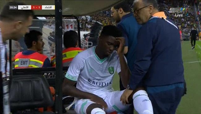 لاعب الاهلي يبكي اثناء خروجة مصابا امام الاتحاد بالدوري السعودي