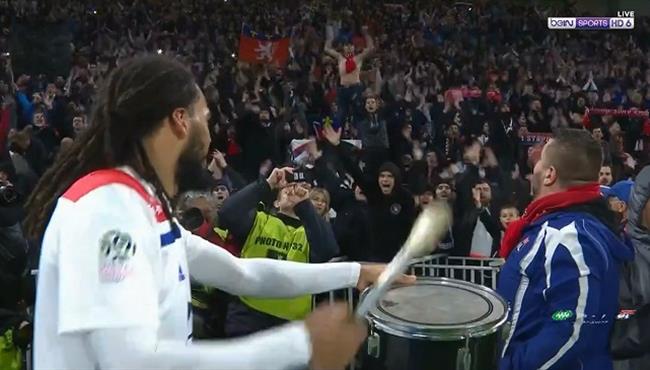 مدافع ليون يحتفل مع الجماهير بعد الفوز علي سانت ايتيان