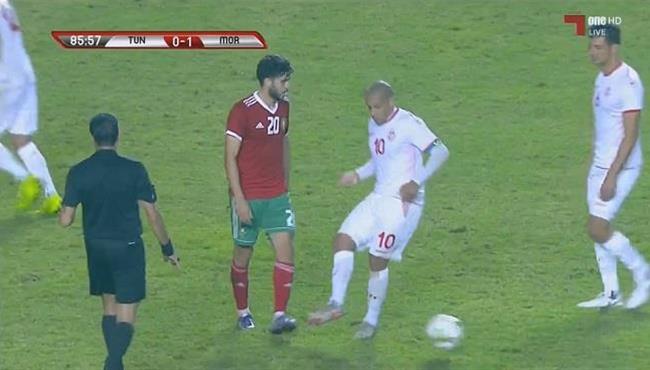وليد ازارو يستفز وهبي الخزري في مباراة المغرب وتونس