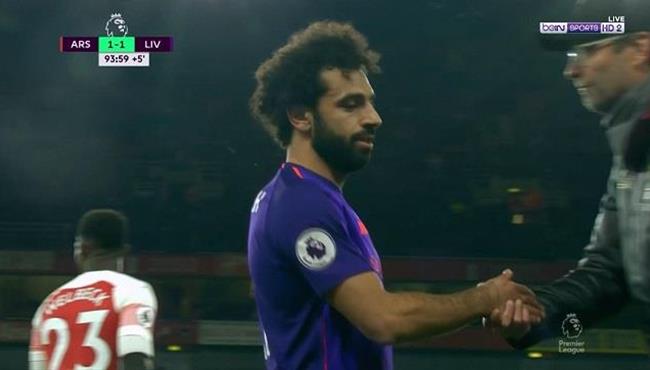 لحظة خروج محمد صلاح فى مباراة ليفربول وارسنال