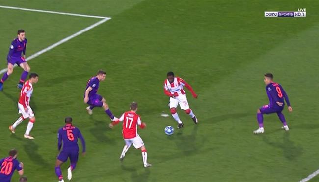 هل حرم الحكم النجم الاحمر من ركلة جزاء امام ليفربول