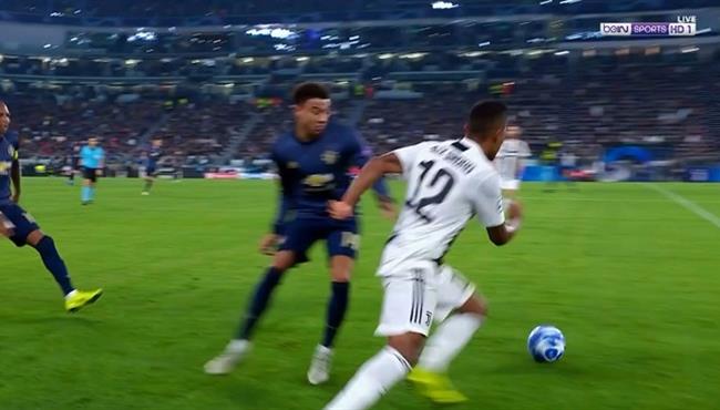 كوبري اليكس ساندرو للينجارد في مباراة يوفنتوس ومانشستر يونايتد