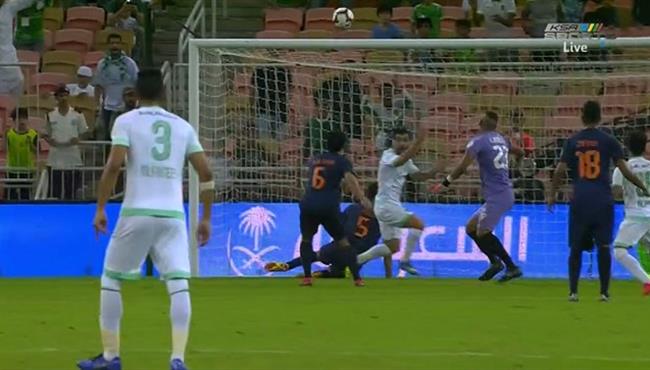 العارضة تحرم عبد الله السعيد من تسجيل هدف والمرمي خالي