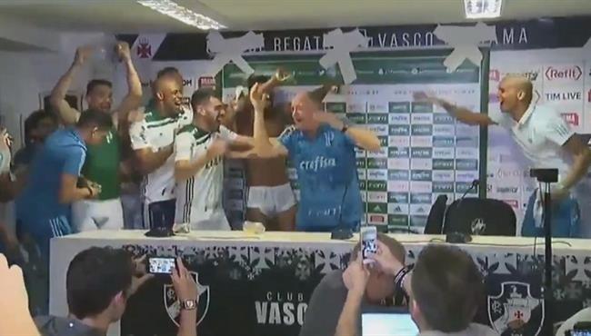 احتفال جنوني من لاعبي بالميراس مع سكولاري بعد الفوز بالدوري البرازيلي