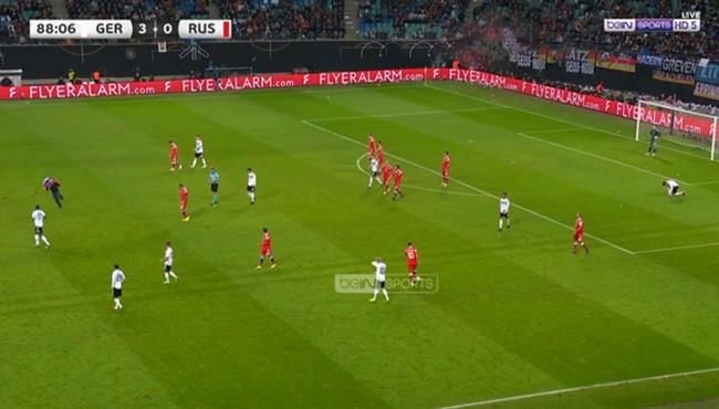 مشجع يقتحم الملعب في مباراة المانيا وروسيا