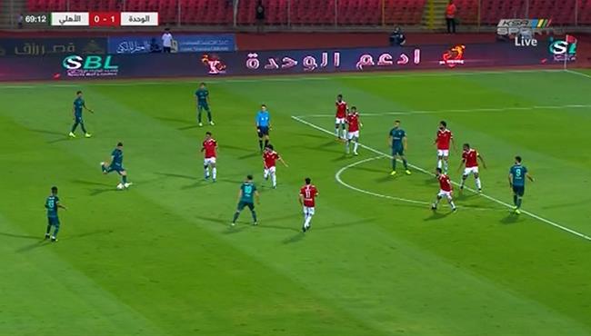 محمد عواد يحرم عبد الله السعيد من تسجيل هدف رائع في مباراة الاهلي والوحدة بالدوري السعودي