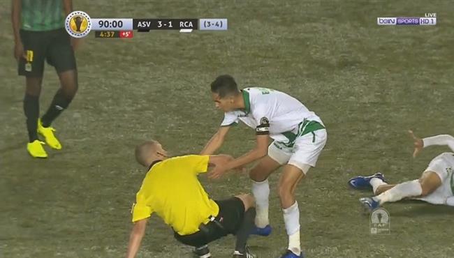 لقطة كوميدية لحكم مباراة الرجاء وفيتا كلوب