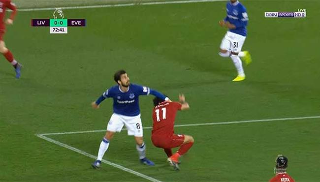 هل حرم الحكم محمد صلاح من ركلة جزاء امام ايفرتون