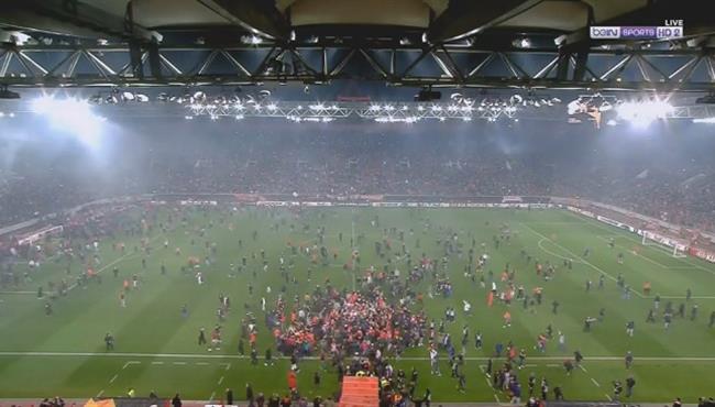 اقتحام الجماهير بعد مباراة ميلان واولمبياكوس بالدوري الاوروبي