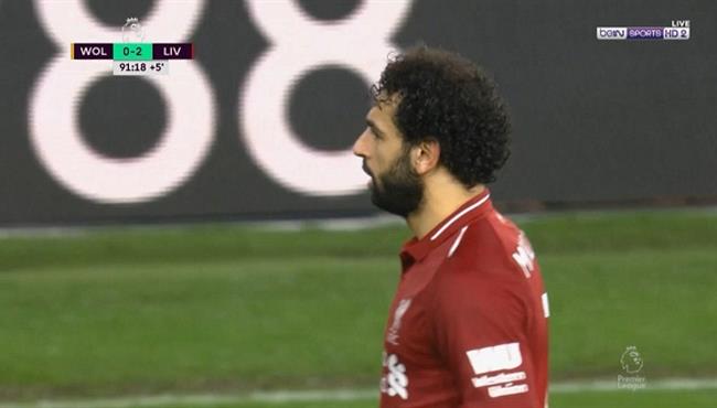 محمد صلاح يراوغ لاعب ولفرهامبتون والحارس يمنعة من تسجيل هدف ثاني