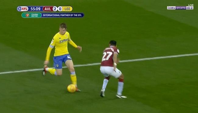 لاعب ليدز يونايتد يراوغ احمد المحمدي ويسجل هدف رائع في مرمي استون فيلا