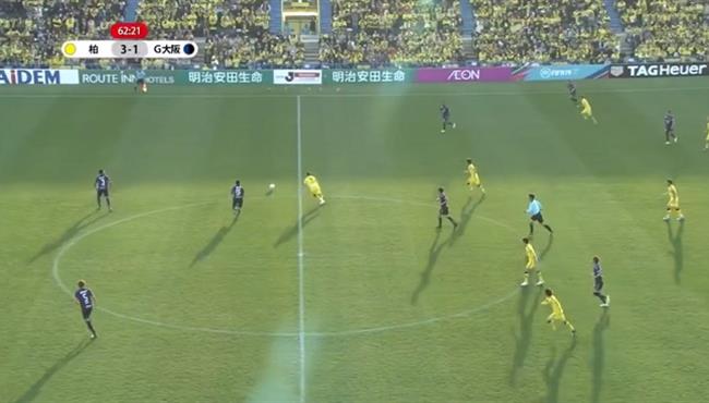 هدف م ذهل من منتصف الملعب فى الدوري الياباني