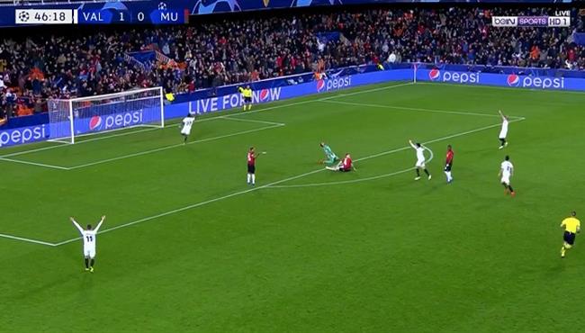 فيل جونز يسجل هدف بالخطأ في مرماه امام فالنسيا