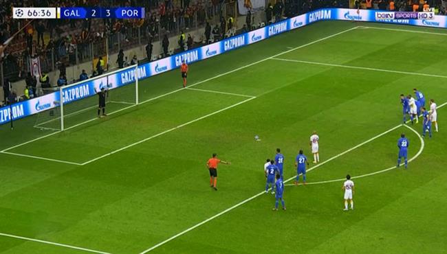 سفيان فيجولي يهدر ركلة جزاء امام بورتو بدوري ابطال اوروبا