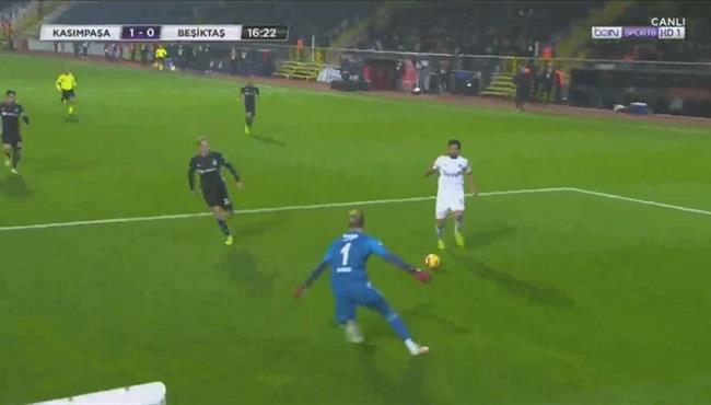 كاريوس يتصدي لانفراد تام امام تريزيجيه بالدوري التركي