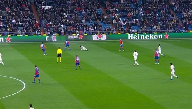 لاعب سسكا موسكو يراوغ ايسكو بطريقة رائعه