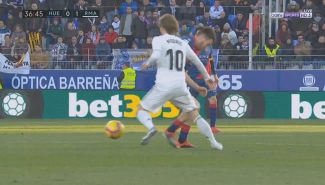 كوبري رائع من لوكا مودريتش للاعب هويسكا