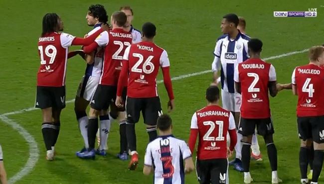 مشادة بين احمد حجازي ولاعب برينتفورد بعد انتهاء المباراة