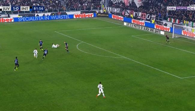 سقوط كوميدي لكريستيانو رونالدو في مباراة يوفنتوس وانتر ميلان