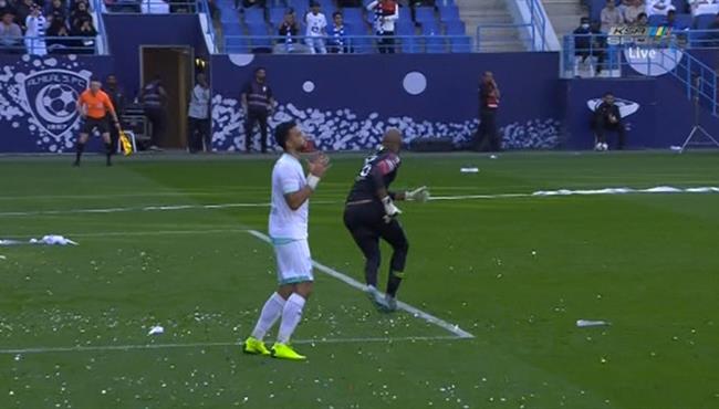 عمر السومة يهدر انفراد تام امام الهلال بالدوري السعودي