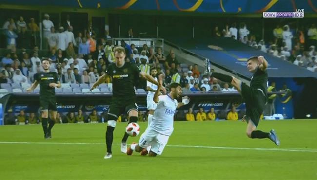 هل حرم الحكم حسين الشحات من ركلة جزاء امام ويلينجتون