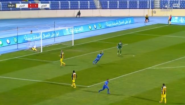 هدف كوميدي جدا في مباراة الفتح والحزم بالدوري السعودي