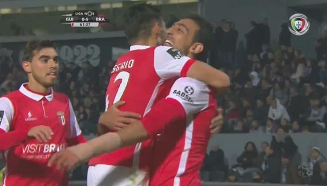 احمد حسن كوكا يصنع هدف سبورتينج براغا الخامس في مرمي فيتوريا غيمارايش