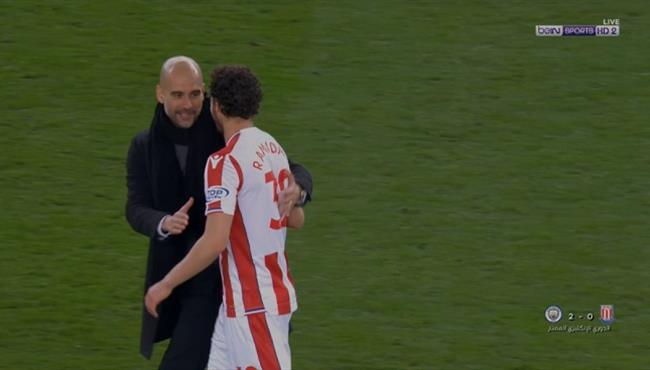 جوارديولا يصافح رمضان صبحى بعد انتهاء مباراة مانشستر سيتى وستوك سيتى