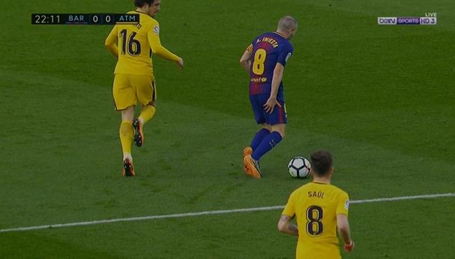 اصابة انييستا وتبديله في مباراة برشونه واتليتكو مدريد