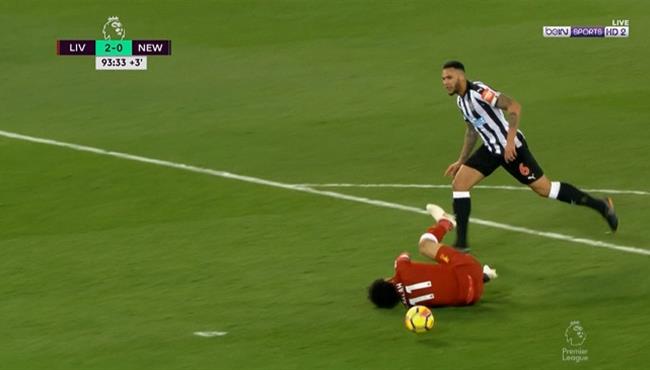 الحكم يرفض احتساب ركلة جزاء لمحمد صلاح ورد فعل كلوب