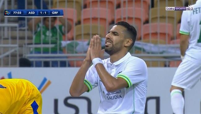 مؤمن زكريا يهدر فرصة هدف مؤكد للاهلي السعودي امام الغرافه