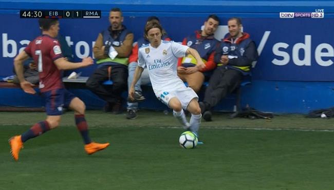 مودريتش يهين مدافعي ايبار بمهارة رائعه
