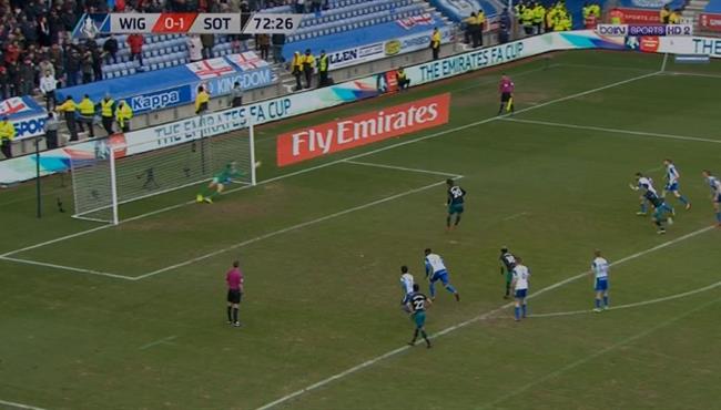 حارس ويجان يتأق ويتصدى لركلة جزاء امام ساوثامبتون