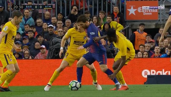 بمهارة رائعه ميسي يتجاوز ثلاث لاعبين ويهدر فرصة هدف امام اتليتكو مدريد