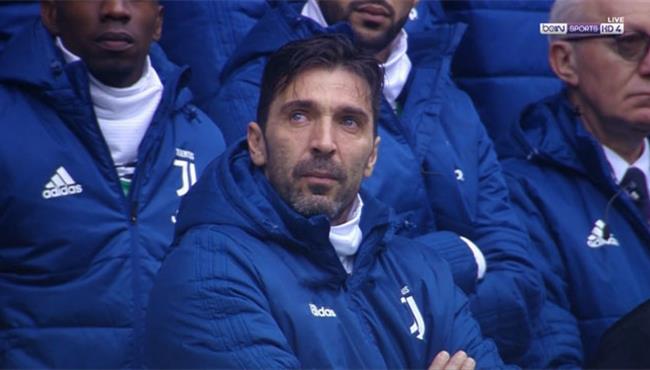 بوفون ينهمر في البكاء أثناء الوقوف دقيقة حداد على دافيد أستوري