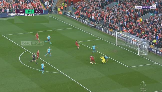 لقطة انانية فيرمينيو مع محمد صلاح في مباراة ليفربول وبورنموث