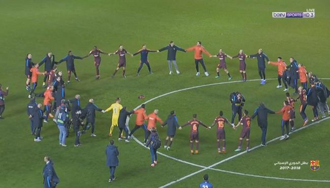 احتفال لاعبو برشلونة بالفوز بالدورى بعد مباراة ديبورتيفو لاكورونيا