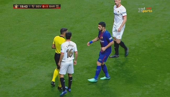 تدخل سواريز العنيف على لاعب اشبيلية