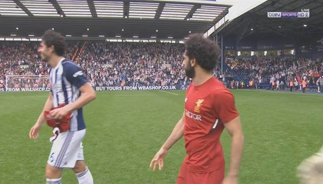 محمد صلاح يهدى قميصه لاحمد حجازى بعد مباراة ليفربول ووست بروميتش