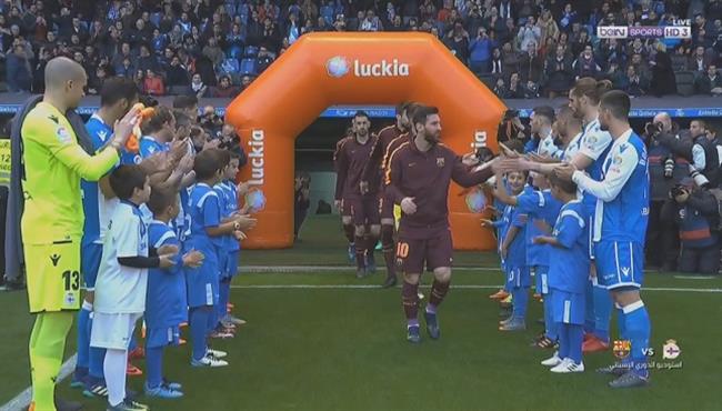 ممر شرفى من لاعبى فريق ديبورتيفو لاكورونيا لـ برشلونة