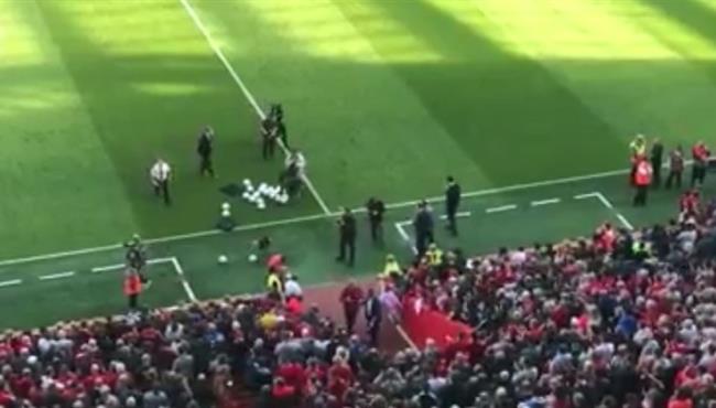 تفاعل جماهير ليفربول في المدرجات مع مكه محمد صلاح