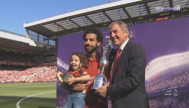 محمد صلاح يتسلم جائزة افضل لاعب والحذاء الذهبي بصحبة ابنته مكه