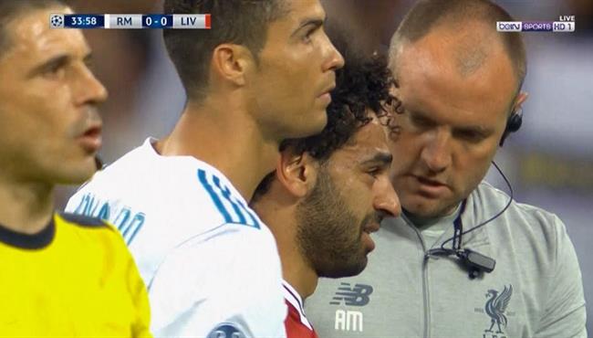كريستيانو رونالدو يواسي محمد صلاح بعد اصابته وتبديله امام ريال مدريد