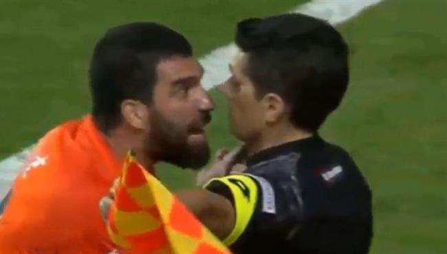 أردا توران يضرب الحكم ويطرد بالدورى التركى