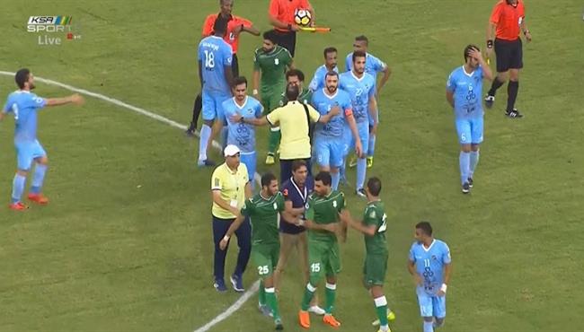 خناقة بين لاعبى الاتحاد والسالمية الكويتى بالبطولة العربية