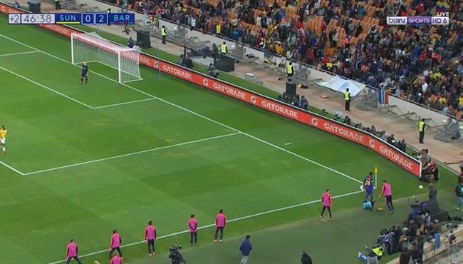 لقطة طريفة ليارى مينا مع حكم مباراة برشلونة وصن داونز