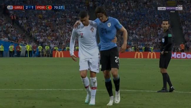 موقف رائع من رونالدو مع كافاني بعد اصابته