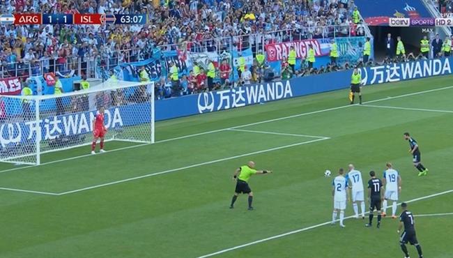 ميسى يهدر ركلة جزاء امام ايسلندا