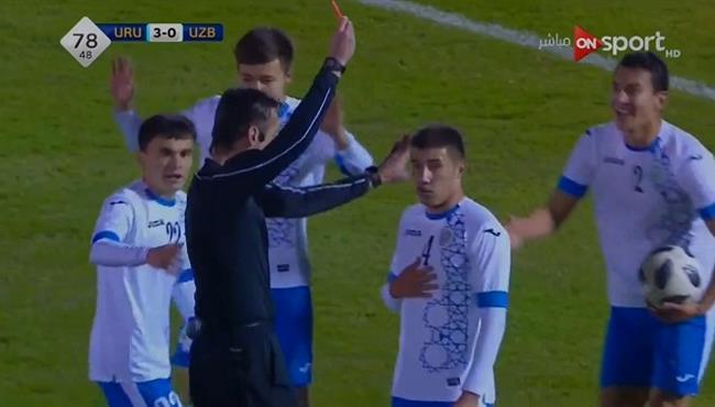 طرد لاعب اوزباكستان بعد تدخل عنيف على لاعب اوروجواى