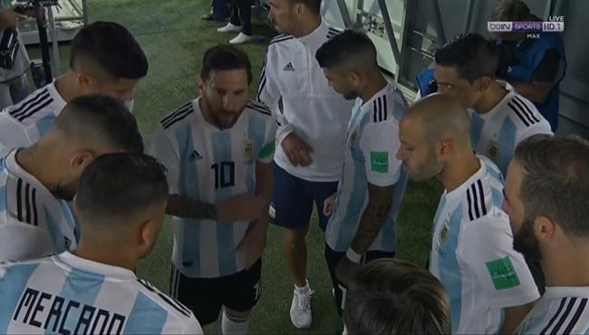ميسى يعطى تعليمات للاعبى الارجنتين بين شوطى مباراة نيجيريا